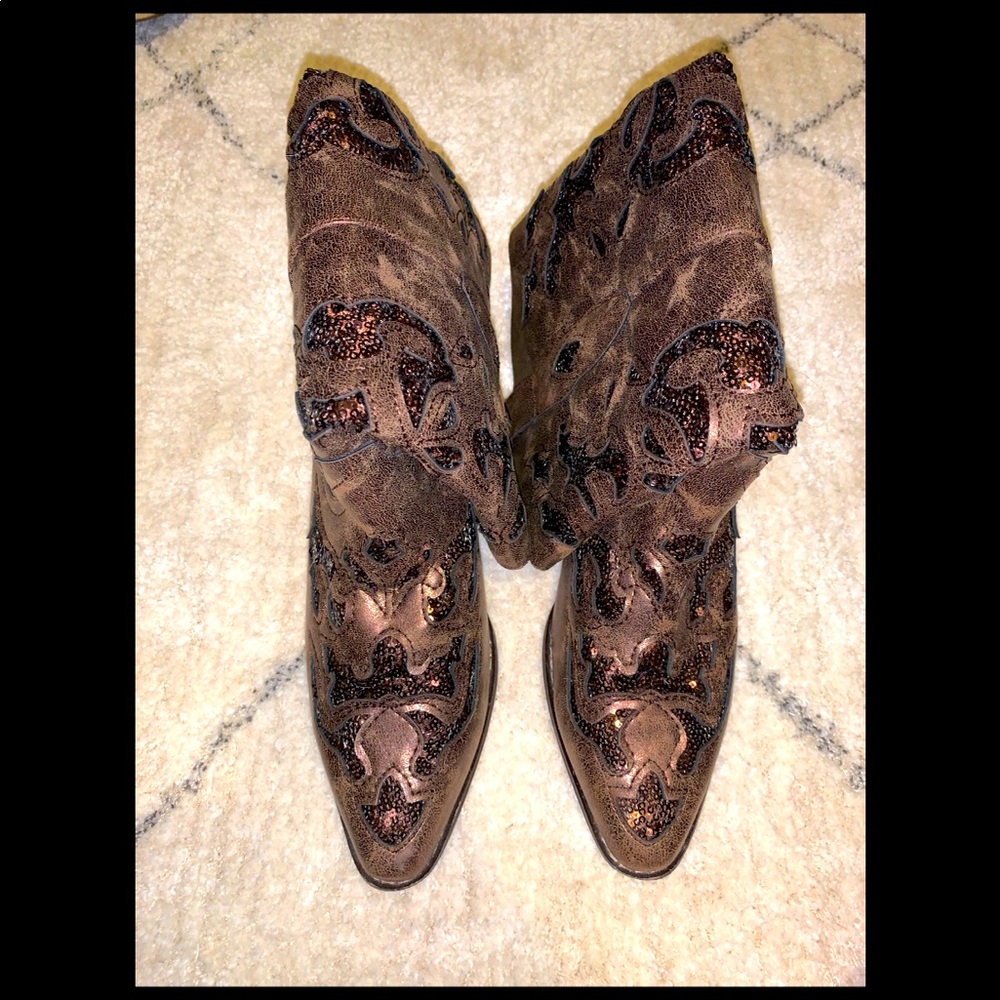 Hope’s brown sequined cowgirl boots